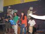 chicos cantando en una actividad de la mutisectorial