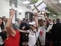 Venezuela, Consignan 413.498 firmas que respaldan Ley de Arrendamiento, MARZO 2011