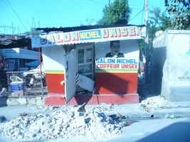 No solo las grandes edificaciones sufrieron en Puerto Príncipe, sino también viviendas y negocios informales como estos.