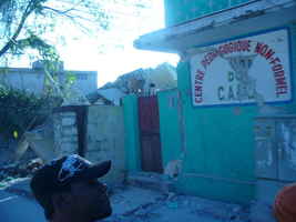 Refugio y centro de atenciones en salud ofrecido por la iniciativa de PAPDA y otras organizaciones en un local parcialmente destruido 