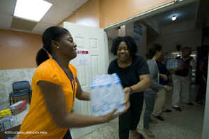 Santo Domingo- Haiti: Centro Bonó, recibiendo donaciones en la noche del 14/1/10 y Centro Poveda, Reunión del 15/1/10 - Foto de Lorena Espinoza